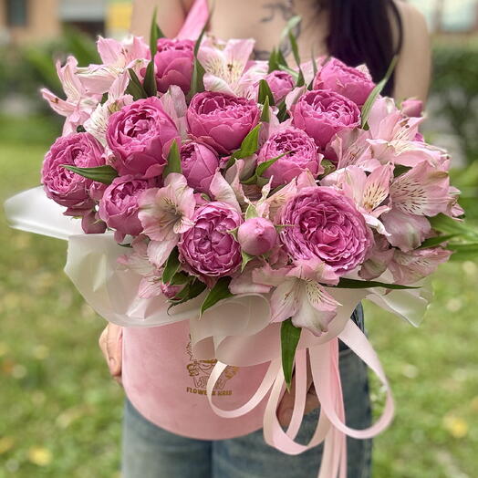 Композиция из пионовидных роз с альстромериями