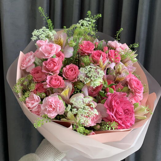 Букет из розы,альстромерии и гвоздик💕