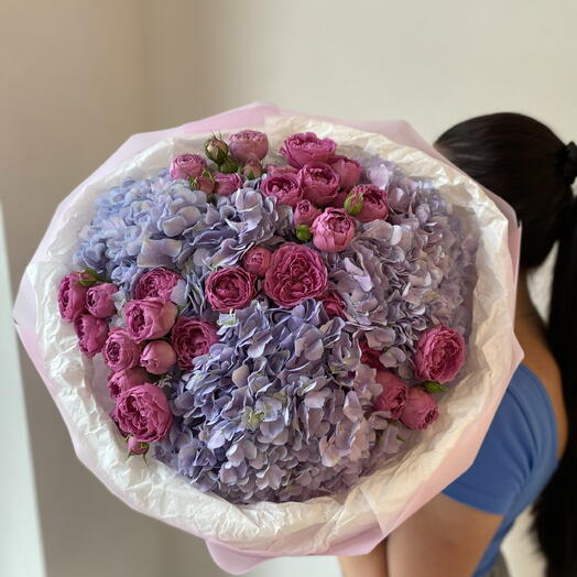 Букет из гортензии и роз +подарок от Vivienne Sabo — румяна MACARON