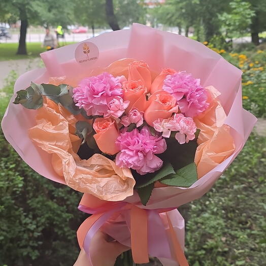 Букет с розами, диантусами и эвкалиптом Летний закат