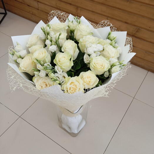 Букет из белой розы и эустомы 💐💐💐