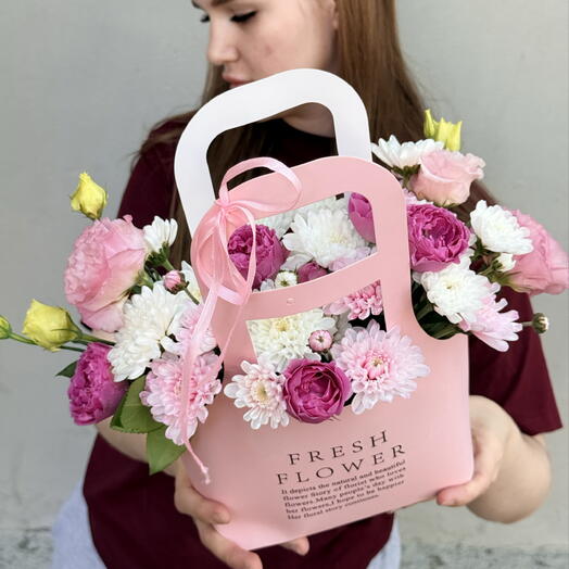 Яркая Сумочка из кустовых пион роз, эустомы и хризантем. Дофаминовый букет