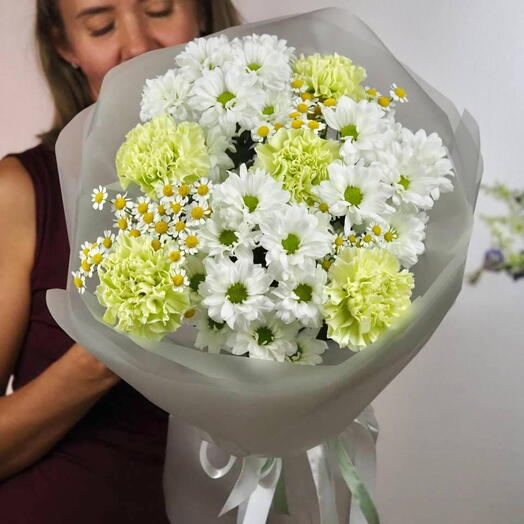 Нежный букет из белых и светло-зеленых кустовых хризантем с добавлением ромашек и мелких белых цветов. Размер М