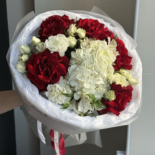Букет с красными розами, гортензией, альстромерией и диантусами