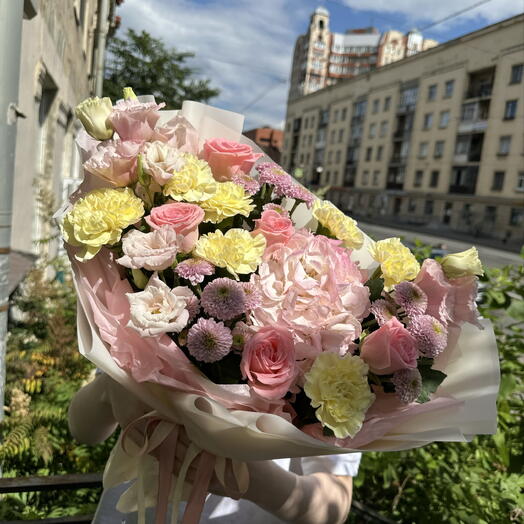 Букет с гортензией розами и лизиантусом