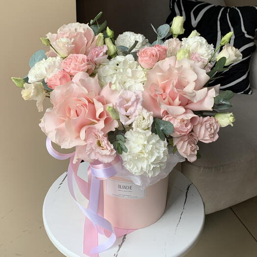 Композиция «Нежность» с кустовыми и французскими розами🌸