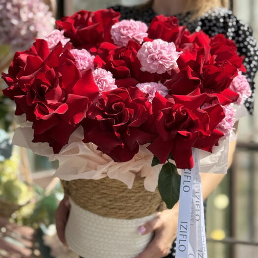 Французские красные розы с диантусами в корзине 🌹