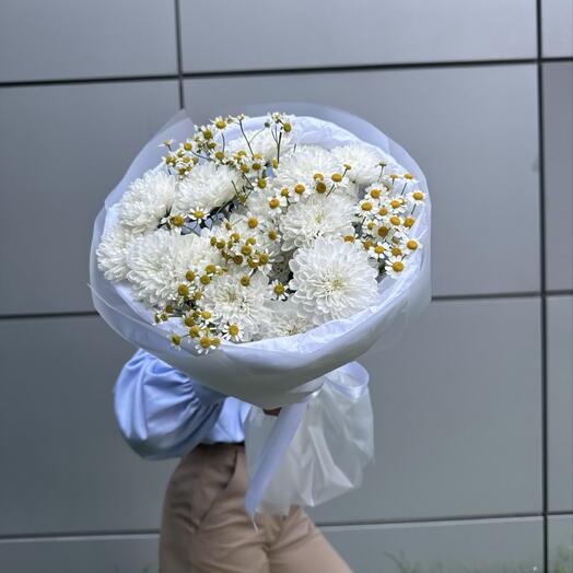 Букет «Солнечное настроение🌼» из кустовых хризантем и ароматных матрикарией 🌸🌞