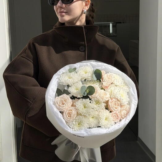 Нежный букет из кустовых роз и хризантем