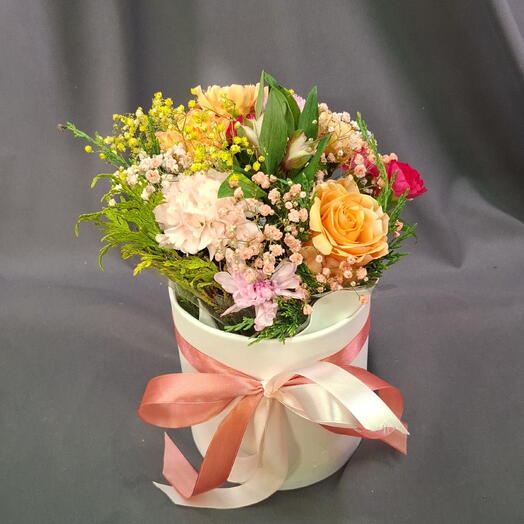 Шляпная коробка ярких летних цветов 💐