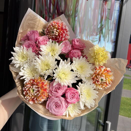 Авторский букет 💐 с георгинами, кустовой хризантемой и кустовой розой