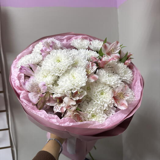 Нежный букет из альстромерий и хризантем 🌸