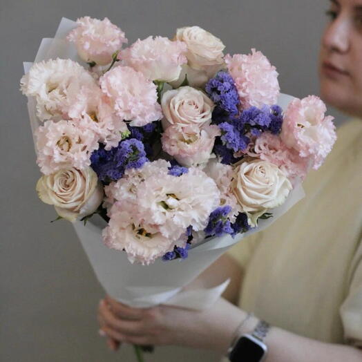 Нежный букет из кружевной эустомы , кофейных роз и веточек статицы