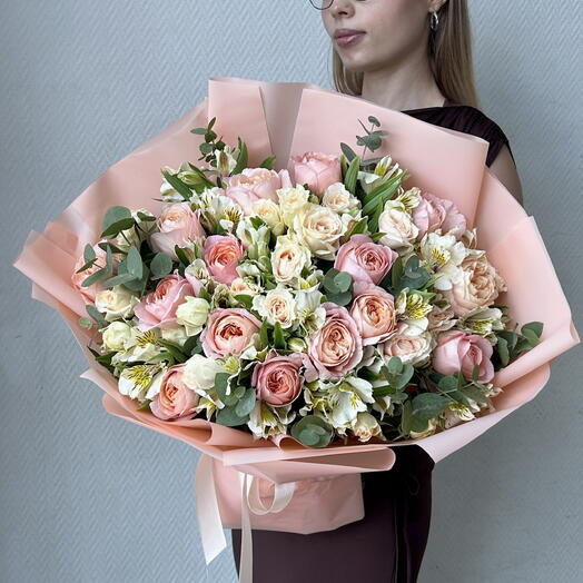 Очаровательный букет с пионовидными розами в медовых оттенках 🧡