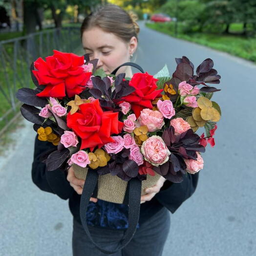Букет роз в корзине