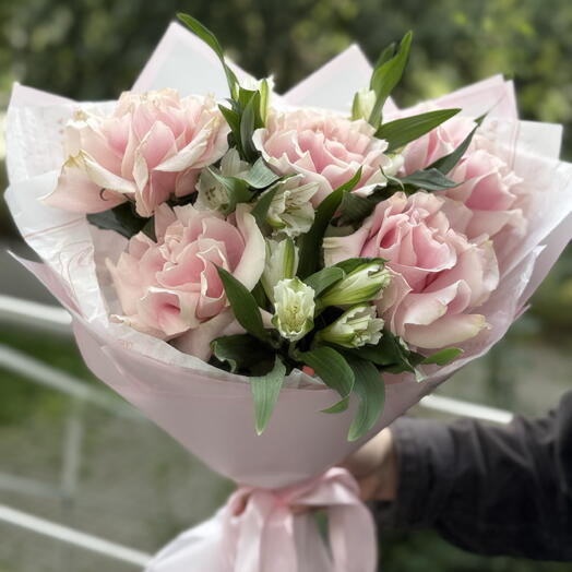 Нежный букет из французских роз и свежих альстромерий 🌷