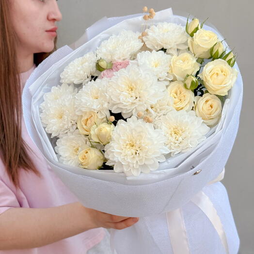 Нежный букет кустовые пион розы и хризантемы