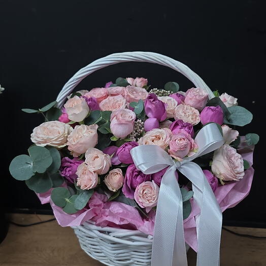 Корзинка из кустовых роз
