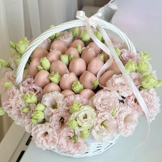 Корзина с клубникой в шоколаде и эустомой
