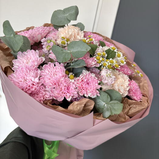 Букет из хризантем с полевыми ромашками💞