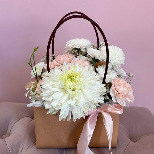 🌸 Нежный букет в сумке с хризантемами и гвоздиками