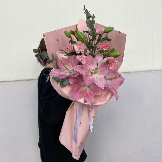 Нежность в каждом бутоне 🌸 Сборный букет из лилий, эвкалипта и кустового диантуса