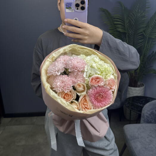 Нежный букет в розовой гамме с гортензией, кустовой розой, хризантемой Алтай и герберой