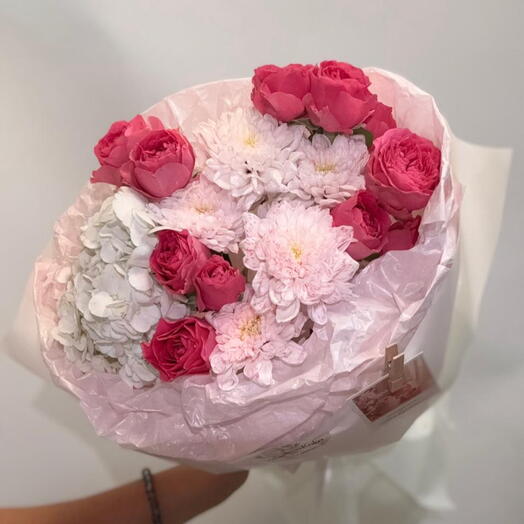 Букет из гортензий, хризантем и кустовой роз