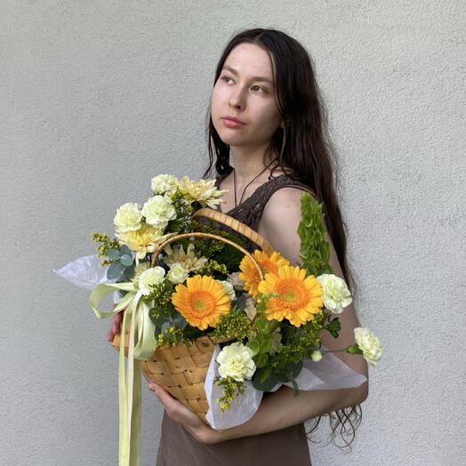 Солнечная композиция с герберами, солидаго и хризантемами