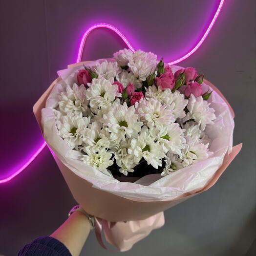 Сборный букет из кустовых роз и ромашек 🥰