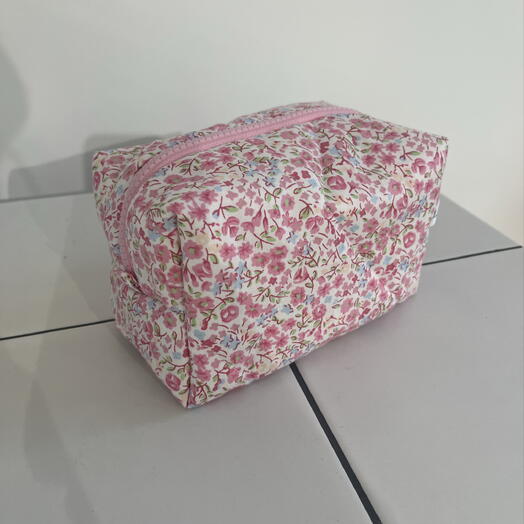 Косметичка ручной работы с нежным цветочным принтом 🌸🎀