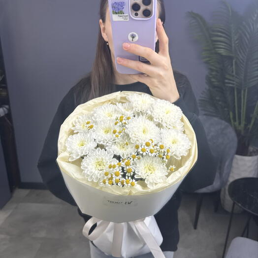 Воздушный букет с хризантемой и танацетумом