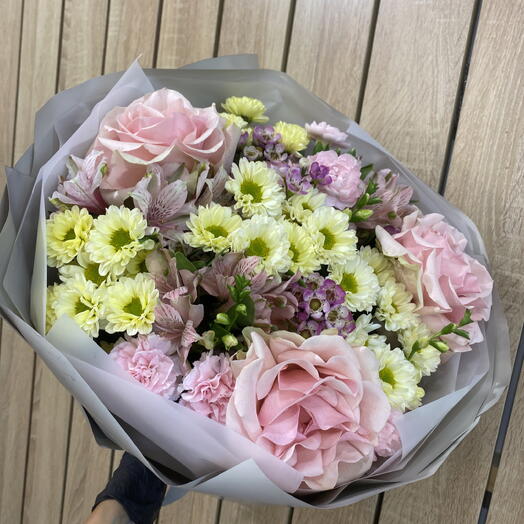 Букет с Французскими Розами , Хризантемой Сантини и Альстромерией🌸
