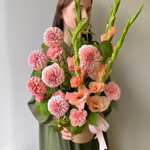 Корзина с георгинами и гладиолусами (коллекция люкс)