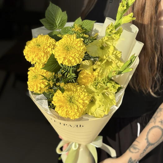Букет с солнечными бархатцами и гладиолусами к первому сентября 🌼