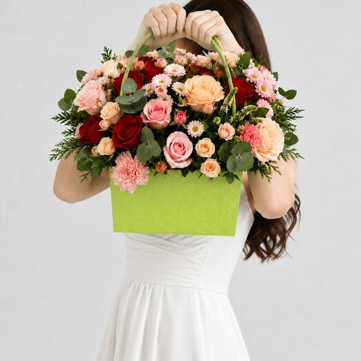Композиция в сумочке «Красный сад»