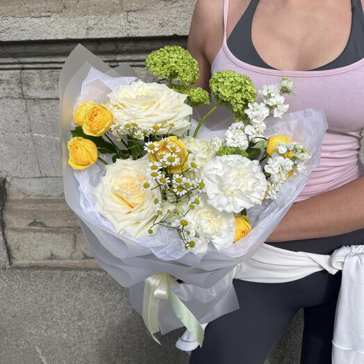 Яркий авторский букет с пионовидными розами, вибурнумом и маттиолой