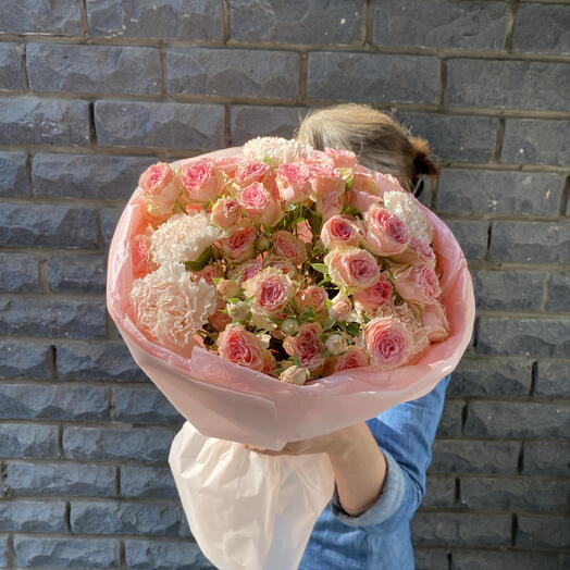 Кустовые розы и диантусы🥰