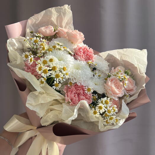 Букет из кустовых роз, ромашек, хризантемы и диантусов