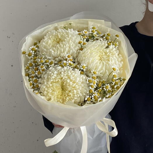 Сезонный дуэт с нежными светлыми хризантемами и кустовой ромашкой в упаковке 💛🌼 размер XS
