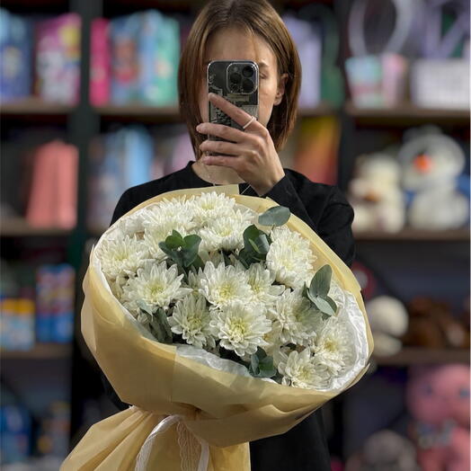 Хризантемы с эвкалиптом
