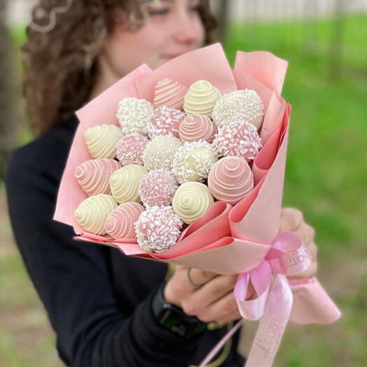 Букет из клубники в Бельгийском шоколаде. Подарочный набор 1041. Leora chocolate