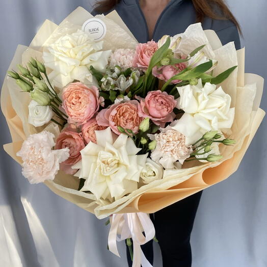 Букет «Тайный сад» с пионовидной кустовой розой, эустомой, альстромерией🎀