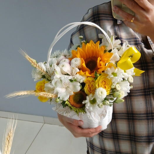 Корзина с подсолнухами