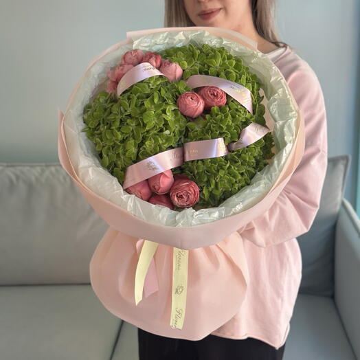 Букет из гортензий и кустовых роз