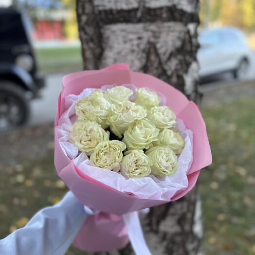 11 пионовидных роз
