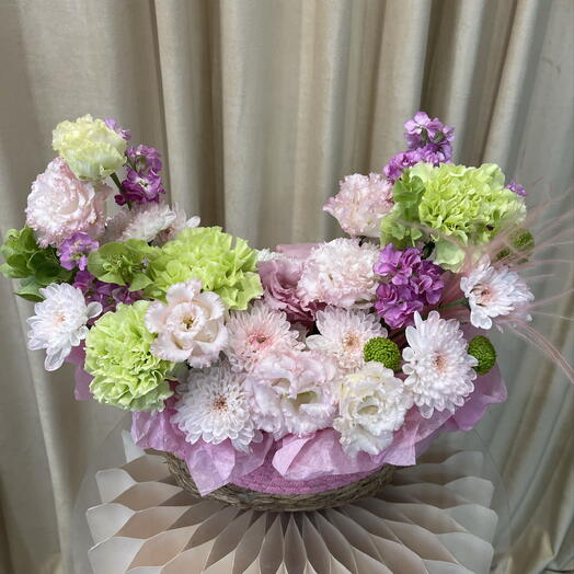 Композиция с эустомой, хризантемой, маттиолой и диантусами 🌸