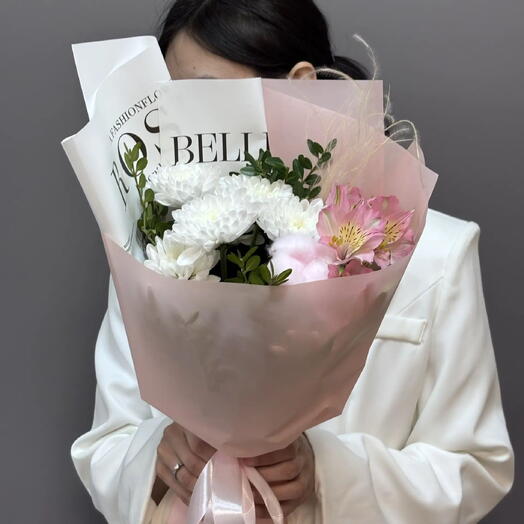 Букет из белой хризантемы и хлопка