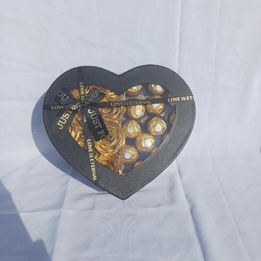 Подарочный набор с розами из атласных лент с конфетами Ferrero Rosher