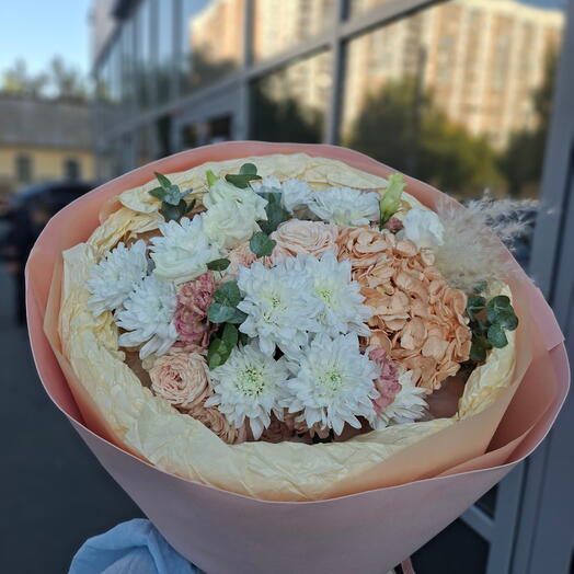 Нежный осенний букет с кустовыми розами и гортензией